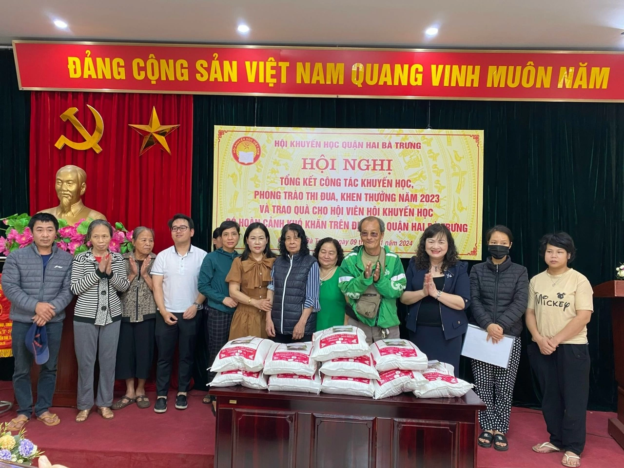 QMS tặng quà cho hội viên Hội khuyến học có hoàn cảnh khó khăn tại quận Hai Bà Trưng, Hà Nội