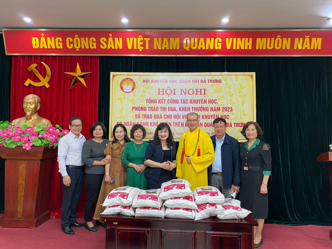 QMS tặng quà cho hội viên Hội khuyến học có hoàn cảnh khó khăn tại quận Hai Bà Trưng, Hà Nội