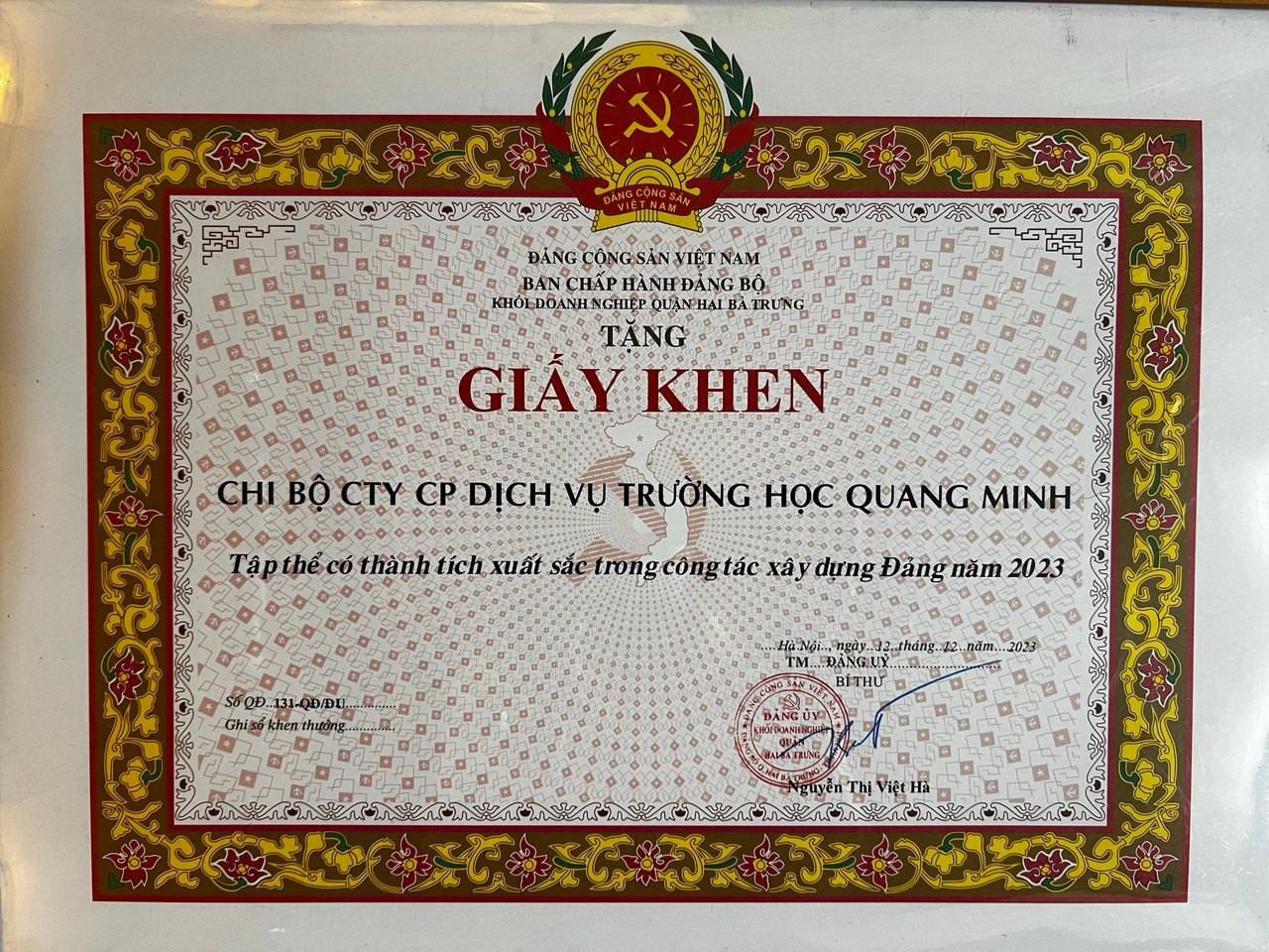 QMS tặng quà cho hội viên Hội khuyến học có hoàn cảnh khó khăn tại quận Hai Bà Trưng, Hà Nội