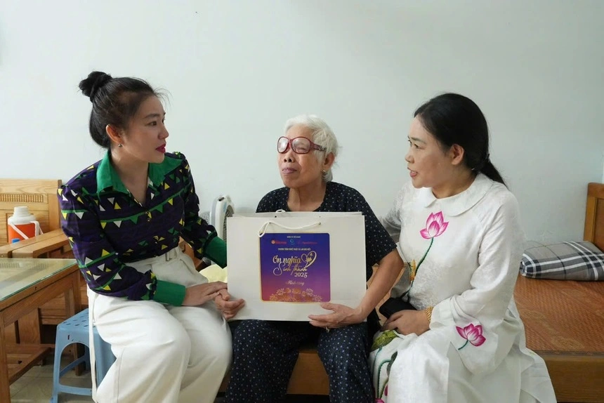Chương trình “Ơn nghĩa sinh thành 2025” trao quà tri ân các Mẹ Việt Nam Anh hùng và người có công tại Hà Nội