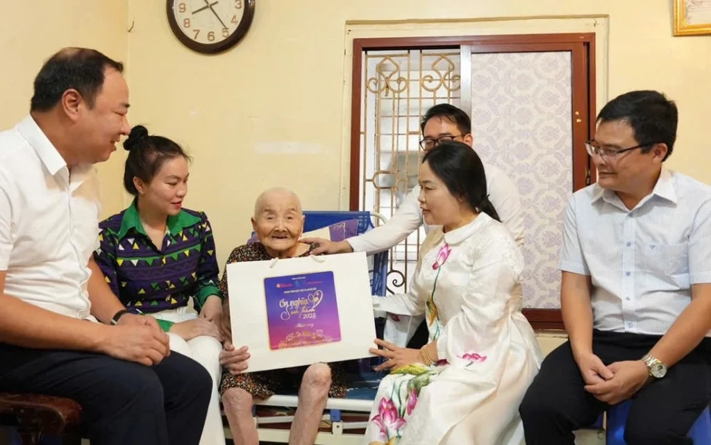 Chương trình “Ơn nghĩa sinh thành 2025” trao quà tri ân các Mẹ Việt Nam Anh hùng và người có công tại Hà Nội