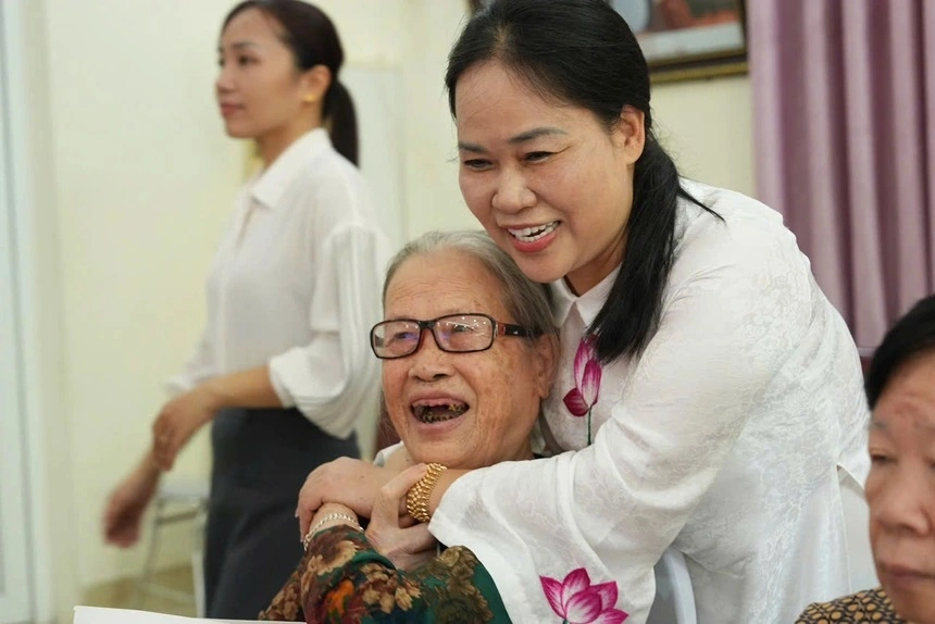 Chương trình “Ơn nghĩa sinh thành 2025” trao quà tri ân các Mẹ Việt Nam Anh hùng và người có công tại Hà Nội