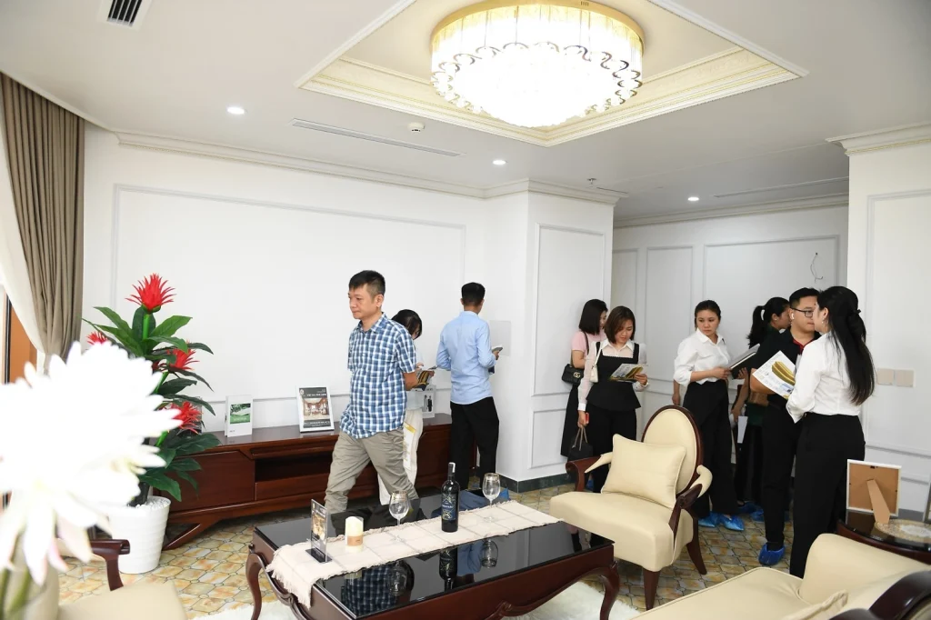 Hàng trăm khách hàng trải nghiệm căn hộ thực tế tại QMS Top Tower trước ngày bàn giao